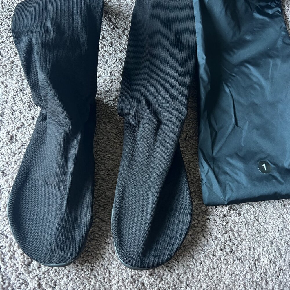 Yeezy Pod Shoes Size 1 (M6-8.5) (W7.5-9) NWT